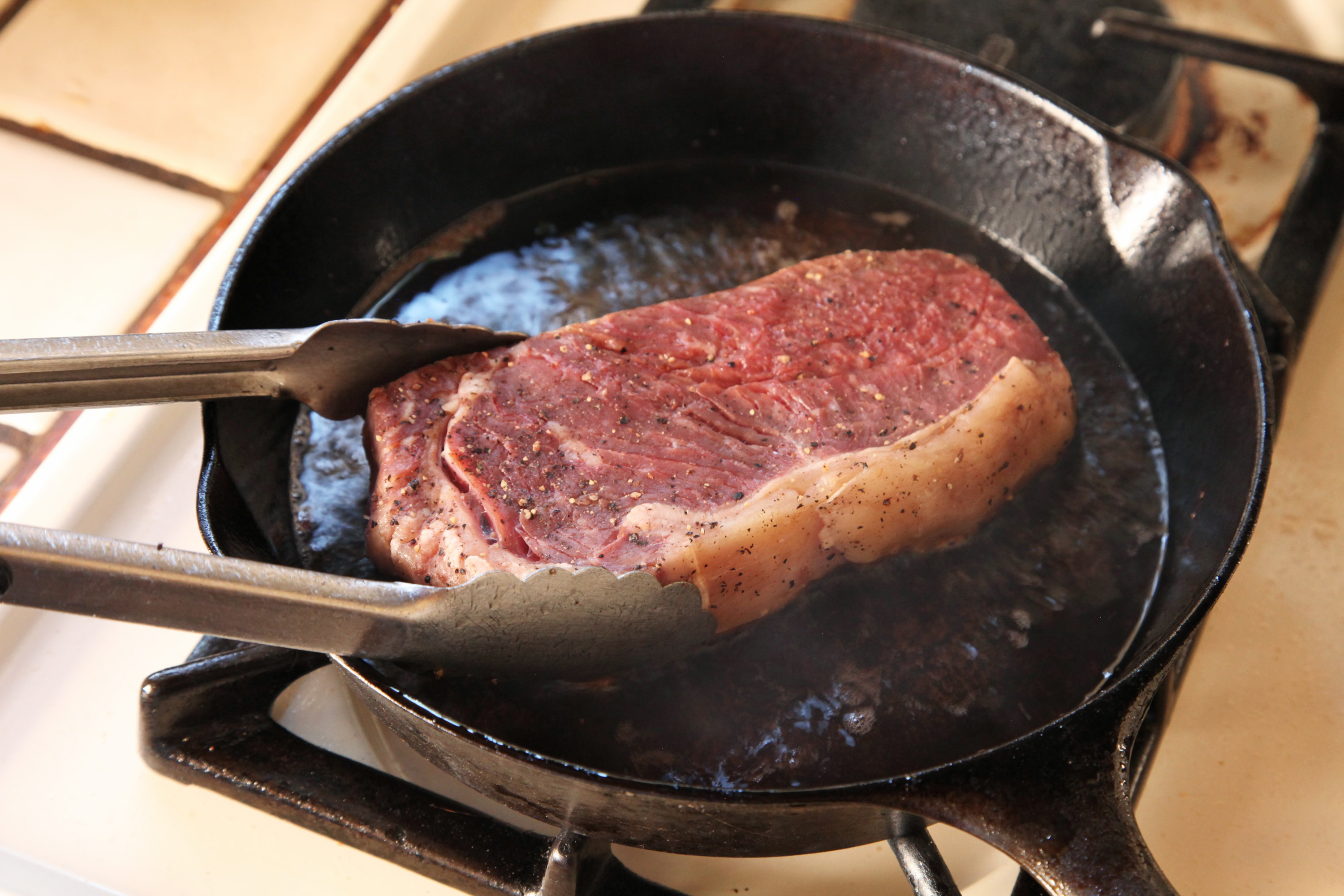 Cách Làm Bò Bít Tết (Beef Steak) Với Chảo Gang Lodge - Kitchen Art