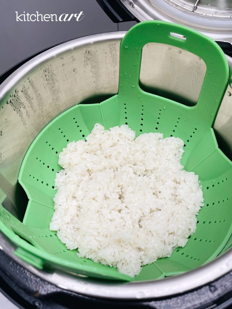 Trộn gạo với 1/2 tsp muối. Dàn đều vào xửng hấp silicone