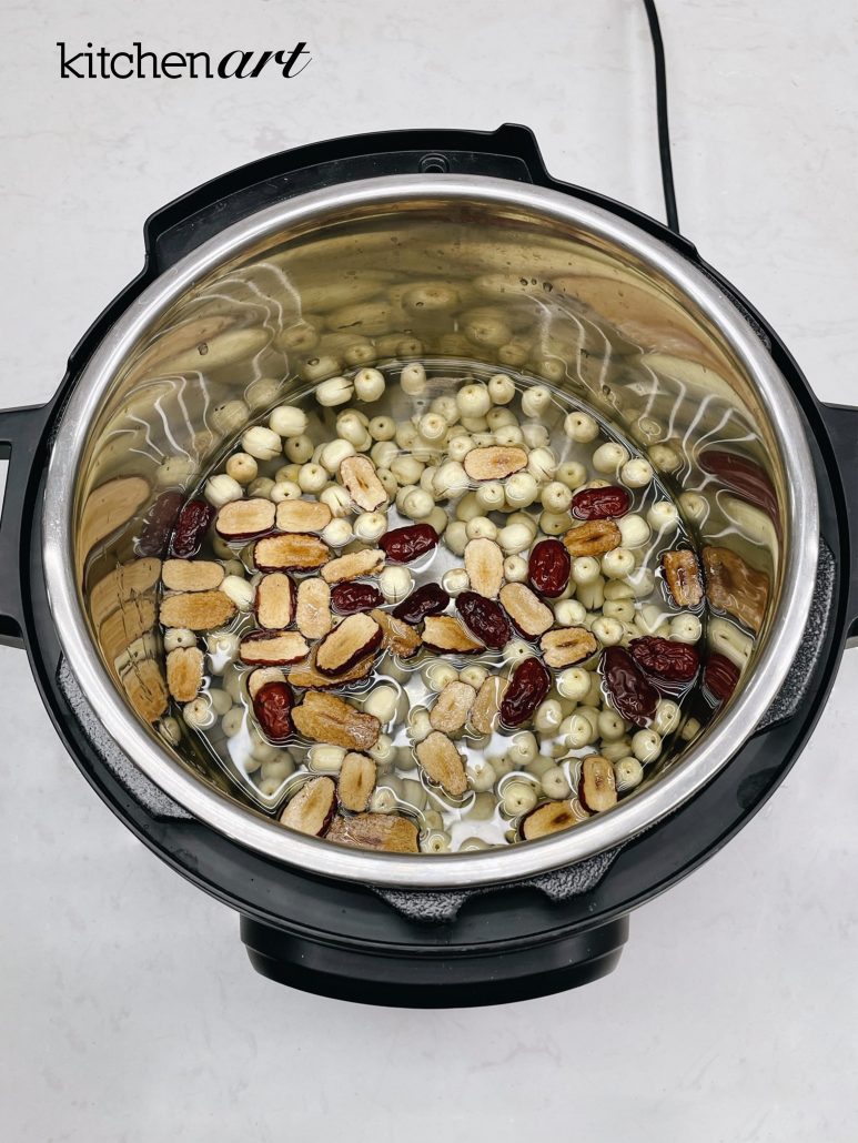 Cho hạt sen, táo đỏ cùng nước và muối vào nồi áp suất Instant Pot