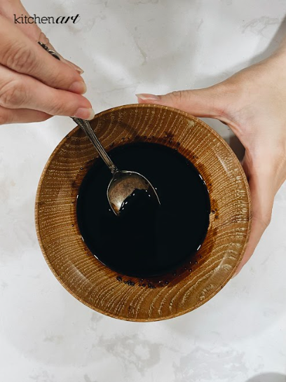 Làm nước sốt: hòa tan đường với giấm, dầu hào, hắc xì dầu cùng khoảng 50ml nước.